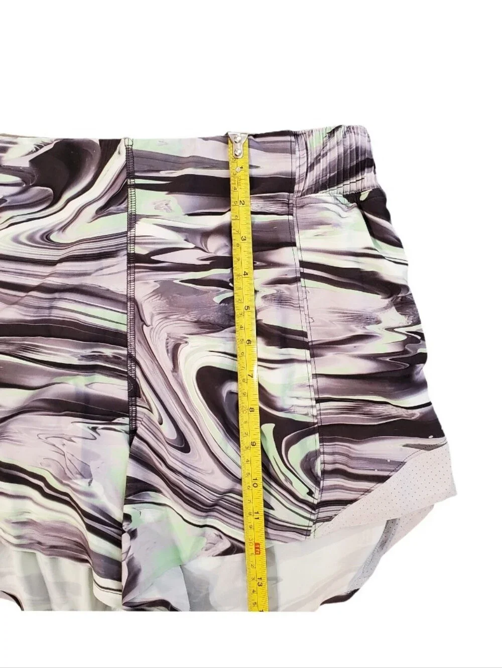 Lululemon Women's Green Chrome Swirl High Rise Hotty Hot‎ Shorts Size 6